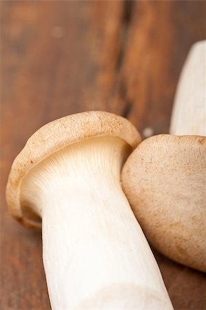 simsearch:400-07038465,k - bunch of fresh wild mushrooms on a rustic wood table Photographie de stock - Aubaine LD & Abonnement, Code: 400-08072983