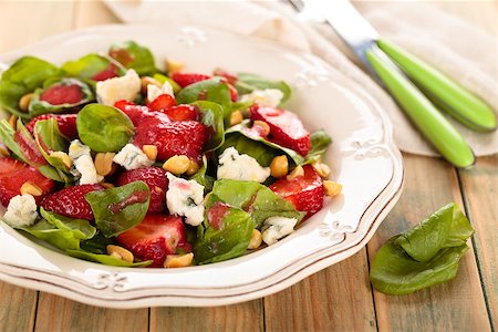 spinach berry salad - Fresh spinach salad with peanuts and blue cheese. Foto de stock - Super Valor sin royalties y Suscripción, Código: 400-08073111