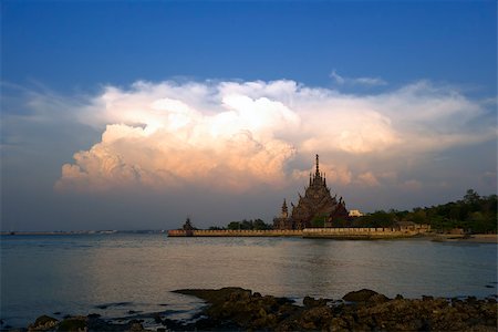 Last Rays of Sun on Cloud, North Pattaya. Photographie de stock - Aubaine LD & Abonnement, Code: 400-08073441