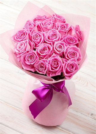 simsearch:400-08110734,k - Pink roses bouquet on wooden table Stock Photo - Budget Royalty-Free & Subscription, Code: 400-08073895