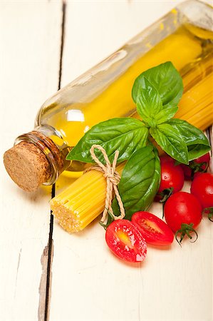 simsearch:695-05773492,k - raw ingredients spaghetti pasta tomato and basil foundations of Italian cuisine Fotografie stock - Microstock e Abbonamento, Codice: 400-08094075