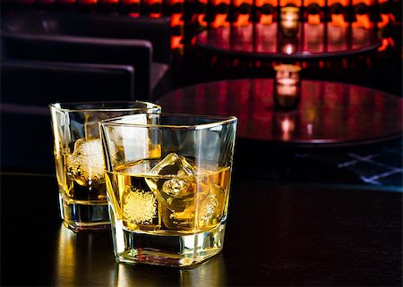 whiskey glasses with ice in a lounge bar on wood table Photographie de stock - Aubaine LD & Abonnement, Code: 400-08094196