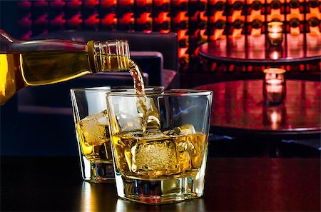 simsearch:400-03979160,k - barman pouring whiskey in a lounge bar on wood table Stock Photo - Budget Royalty-Free & Subscription, Code: 400-08094197