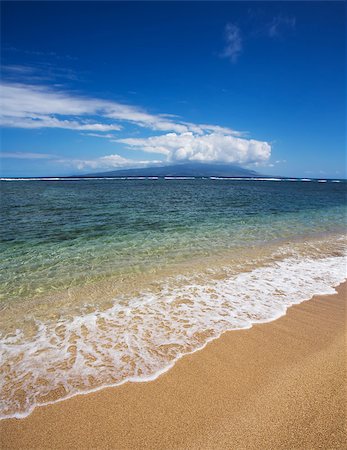 View of Maui in clouds from Molokai Beach Foto de stock - Super Valor sin royalties y Suscripción, Código: 400-08094328