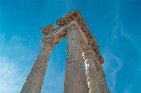 Corinthian columns and fluted capitals with acanthus leaves of the Ancient Greek Temple of Trajan in Pergamon in the territory of the modern city of Bergama in Turkey Fotografie stock - Microstock e Abbonamento, Codice: 400-08096092
