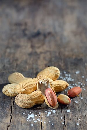 simsearch:400-04136218,k - Dried peanuts in closeup on wooden background Stockbilder - Microstock & Abonnement, Bildnummer: 400-08097004