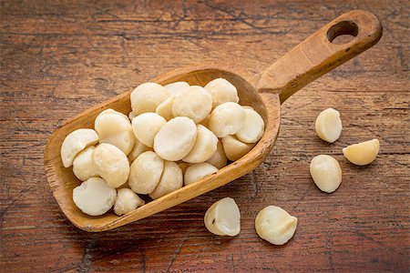 macadamia nuts on a rustic, wooden scoop against grunge wood Photographie de stock - Aubaine LD & Abonnement, Code: 400-08097228