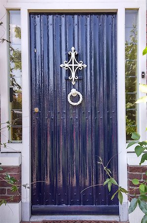 simsearch:700-06038230,k - Painted violet door with white handle Photographie de stock - Aubaine LD & Abonnement, Code: 400-08098111