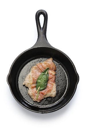 sauteeing - saltimbocca alla romana ( cooked veal, prosciutto and sage ) on skillet Photographie de stock - Aubaine LD & Abonnement, Code: 400-08098185