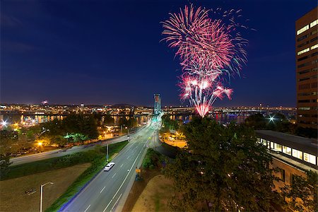 simsearch:400-08035156,k - 4th of July Fireworks at Portland Oregon downtown waterfront by Hawthorne Bridge during evening blue hour Fotografie stock - Microstock e Abbonamento, Codice: 400-08098726