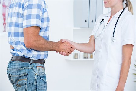 simsearch:649-07064735,k - Patient shaking hands with doctor in medical office Foto de stock - Super Valor sin royalties y Suscripción, Código: 400-08098765