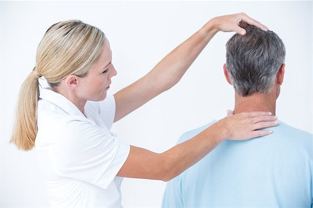 Doctor doing neck adjustment Photographie de stock - Aubaine LD & Abonnement, Code: 400-08098832