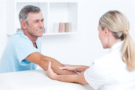 simsearch:649-07064735,k - Doctor doing arm massage in medical office Foto de stock - Super Valor sin royalties y Suscripción, Código: 400-08098843