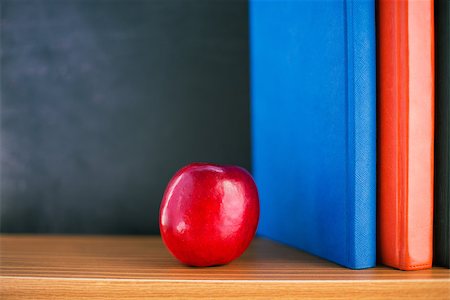 Red apple lying near books and blackboard Foto de stock - Super Valor sin royalties y Suscripción, Código: 400-08093578