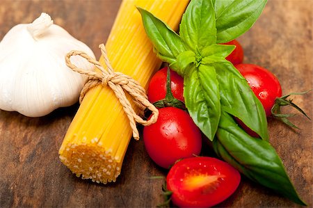 simsearch:695-05773492,k - raw ingredients spaghetti pasta tomato and basil foundations of Italian cuisine Fotografie stock - Microstock e Abbonamento, Codice: 400-08093833