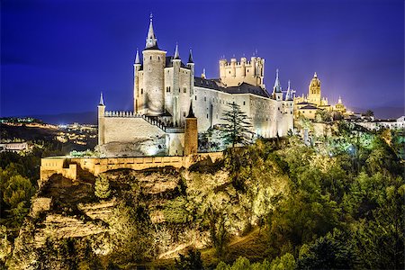 simsearch:862-07690861,k - Segovia, Spain town skyline with the Alcazar at night. Fotografie stock - Microstock e Abbonamento, Codice: 400-08107505