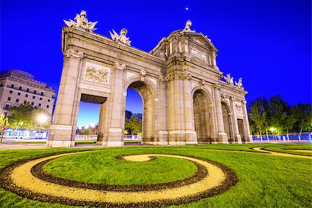 puerta de alcala - Madrid, Spain at Puerta de Alcala gate. Stockbilder - Microstock & Abonnement, Bildnummer: 400-08107500