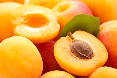 Background of fresh ripe apricots. With leaf. Foto de stock - Super Valor sin royalties y Suscripción, Código: 400-08107624