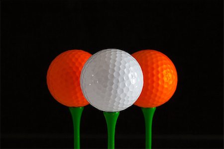 simsearch:400-07218310,k - Golf balls and green wooden tees on a black background Fotografie stock - Microstock e Abbonamento, Codice: 400-08107651