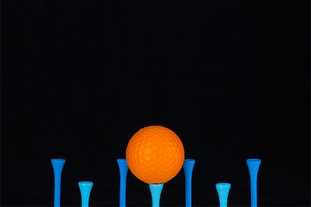 simsearch:400-07218310,k - Golf balls and wooden tees on a black background Fotografie stock - Microstock e Abbonamento, Codice: 400-08107652