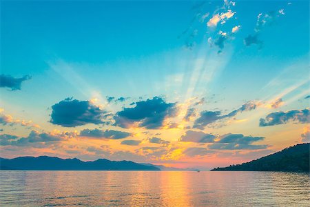 simsearch:400-05004133,k - very beautiful sky in the rays of the rising sun over the sea Stockbilder - Microstock & Abonnement, Bildnummer: 400-08108527