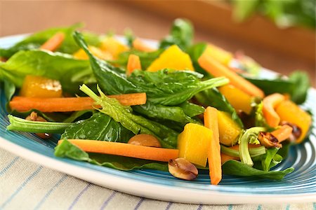 simsearch:400-05673047,k - Spinach Mango Carrot Salad Foto de stock - Royalty-Free Super Valor e Assinatura, Número: 400-08108679