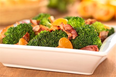 simsearch:400-05673047,k - Broccoli Mandarin Bacon Salad Foto de stock - Royalty-Free Super Valor e Assinatura, Número: 400-08108681