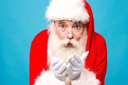 simsearch:640-02953152,k - Santa claus holding something in his hands Photographie de stock - Aubaine LD & Abonnement, Code: 400-08109250