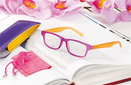 endorsing - modern reading glasses endorsed on a magazine at home Stock Photo - Budget Royalty-Free & Subscription, Code: 400-08109850
