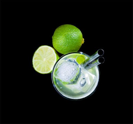 simsearch:400-06767505,k - top of view of glasses with cocktail and ice near lime on black background, disco club atmosphere Foto de stock - Super Valor sin royalties y Suscripción, Código: 400-08109923