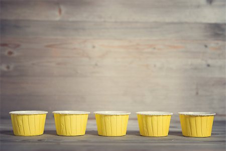 Paper muffin cups isolated on white background Foto de stock - Super Valor sin royalties y Suscripción, Código: 400-08109982