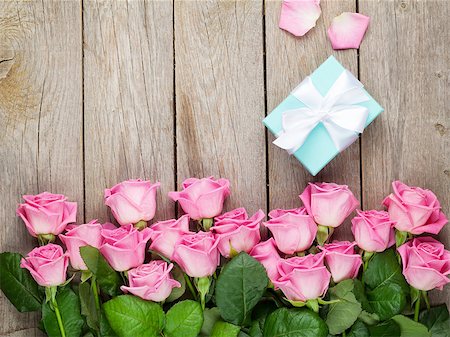 simsearch:400-08110734,k - Pink roses and valentines day gift box over wooden table. Top view with copy space Stock Photo - Budget Royalty-Free & Subscription, Code: 400-08114343