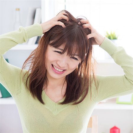 poux - Asian woman scratching itchy head with frustrate face expression, female having hair problems. Photographie de stock - Aubaine LD & Abonnement, Code: 400-08115322