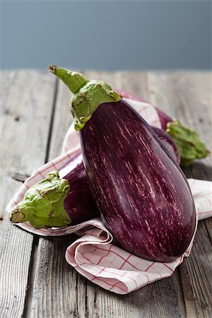 Food ingredients. Eggplants on old rustic table. Foto de stock - Super Valor sin royalties y Suscripción, Código: 400-08115909