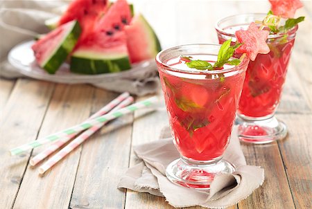 red water melon - Watermelon juice with mint and ice on wooden rustic  table. Photographie de stock - Aubaine LD & Abonnement, Code: 400-08115912
