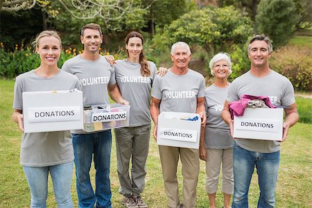 simsearch:400-08116305,k - Happy volunteer family holding donations boxes on a sunny day Stock Photo - Budget Royalty-Free & Subscription, Code: 400-08116375