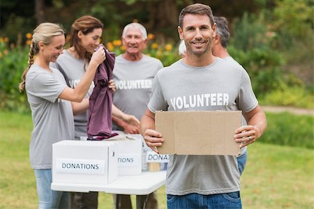 simsearch:400-08116305,k - Happy volunteer family holding donation boxes on a sunny day Stock Photo - Budget Royalty-Free & Subscription, Code: 400-08116381