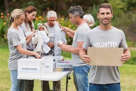 simsearch:400-08116305,k - Happy volunteer family holding donation boxes on a sunny day Stock Photo - Budget Royalty-Free & Subscription, Code: 400-08116382