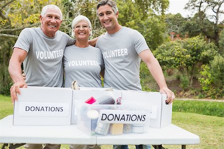 simsearch:400-08116305,k - Happy family volunteer smiling at camera on a sunny day Stock Photo - Budget Royalty-Free & Subscription, Code: 400-08116396