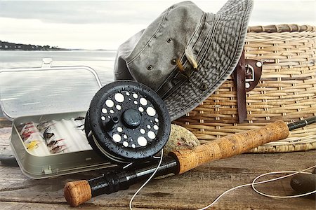 simsearch:400-04626679,k - Hat and fly fishing gear on table near the water's edge Foto de stock - Super Valor sin royalties y Suscripción, Código: 400-08116663