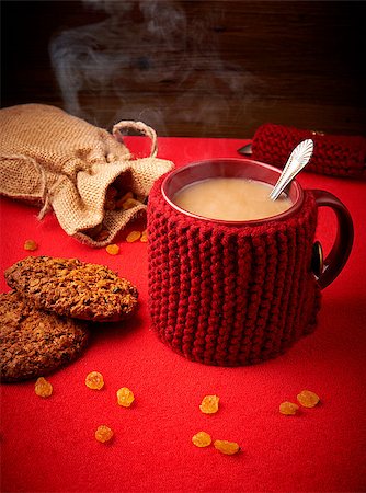 simsearch:689-03123872,k - Cozy mug of coffee with cookies on a red table Foto de stock - Super Valor sin royalties y Suscripción, Código: 400-08110171