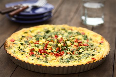 simsearch:400-06387915,k - Homemade vegetarian quiche with zucchini, red bell pepper and parsley in baking dish (Very Shallow Depth of Field, Focus one third into the quiche) Foto de stock - Super Valor sin royalties y Suscripción, Código: 400-08110218