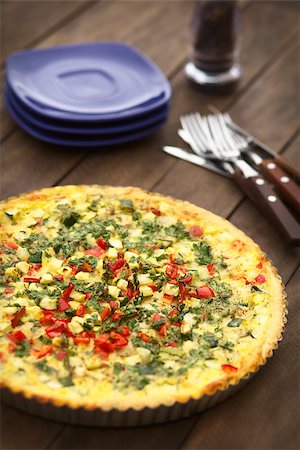 simsearch:400-06387915,k - Homemade vegetarian quiche with zucchini, red bell pepper and parsley in baking dish (Very Shallow Depth of Field, Focus in the middle of the quiche) Foto de stock - Super Valor sin royalties y Suscripción, Código: 400-08110219