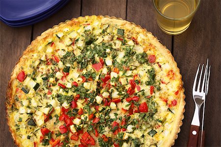 simsearch:400-06387915,k - Homemade vegetarian quiche with zucchini, red bell pepper and parsley in baking dish (Selective Focus, Focus in the middle of the quiche) Foto de stock - Super Valor sin royalties y Suscripción, Código: 400-08110220