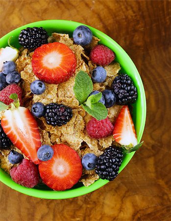 simsearch:400-08110674,k - homemade granola muesli with berries (strawberries, raspberries, blueberries) for breakfast Stockbilder - Microstock & Abonnement, Bildnummer: 400-08110359