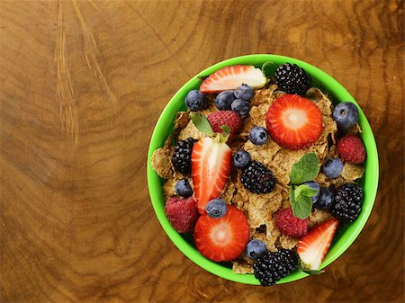 simsearch:400-08110674,k - homemade granola muesli with berries (strawberries, raspberries, blueberries) for breakfast Stockbilder - Microstock & Abonnement, Bildnummer: 400-08110360