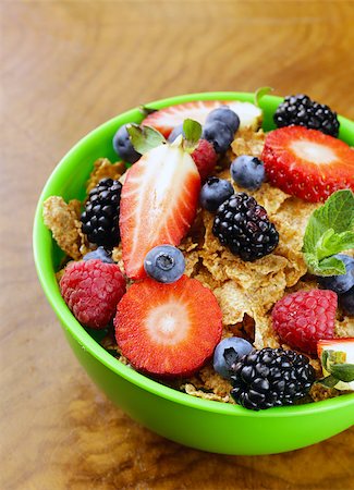 simsearch:400-08110674,k - homemade granola muesli with berries (strawberries, raspberries, blueberries) for breakfast Stockbilder - Microstock & Abonnement, Bildnummer: 400-08110362