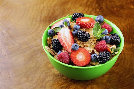 simsearch:400-08110674,k - homemade granola muesli with berries (strawberries, raspberries, blueberries) for breakfast Stockbilder - Microstock & Abonnement, Bildnummer: 400-08110363