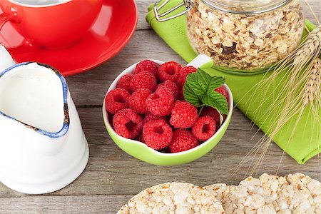 simsearch:400-04393799,k - Healthy breakfast with muesli, berries and milk. On wooden table Stockbilder - Microstock & Abonnement, Bildnummer: 400-08110620