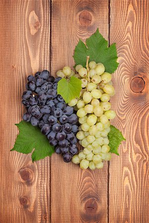 simsearch:400-08110621,k - Bunch of red and white grapes on wooden table background Stock Photo - Budget Royalty-Free & Subscription, Code: 400-08110621